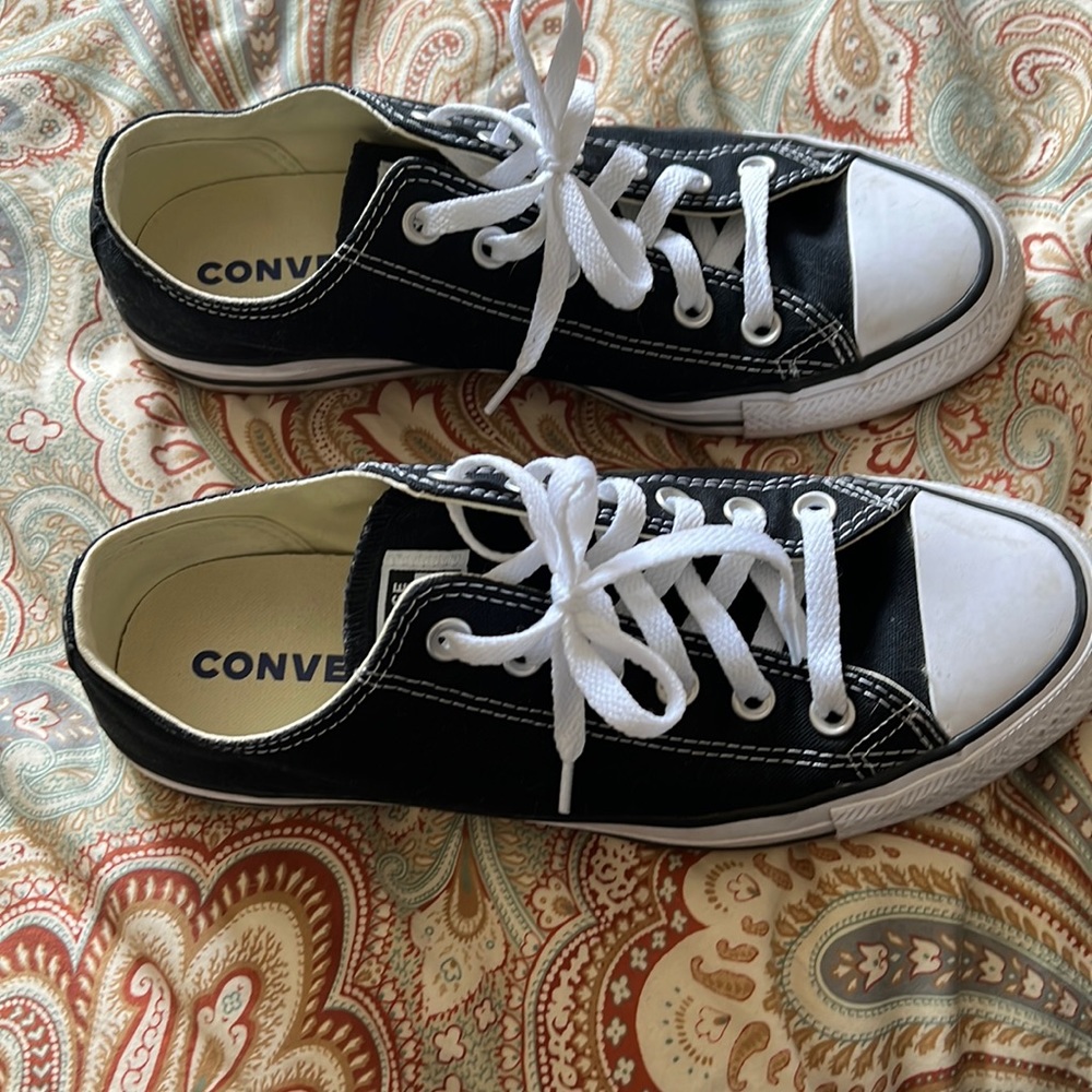Men’s 7/Women’s 9 black Converse sneakers